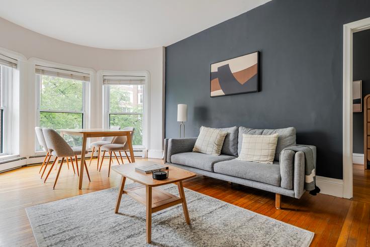 Elegante sala de estar con mobiliario moderno en un apartamento en 511 Beacon en Boston, Boston Elegante sala de estar con mobiliario moderno en un apartamento en 511 Beacon en Boston, Boston