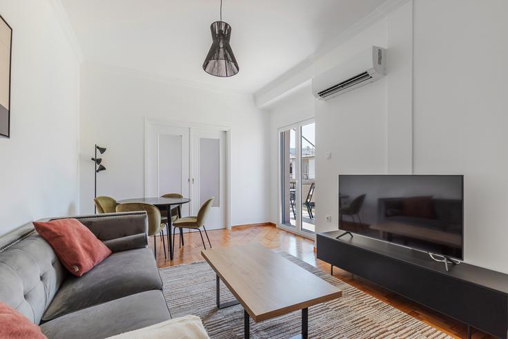 Sala de estar elegantemente projetada com móveis modernos em um apartamento no Kritonos 13-15 Athens em Central Athens, Athens Sala de estar elegantemente projetada com móveis modernos em um apartamento no Kritonos 13-15 Athens em Central Athens, Athens