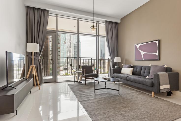 Downtown Dubai, Dubai에 위치한 BLVD Crescent Tower 1 유닛의 세련된 인테리어가 돋보이는 거실 Downtown Dubai, Dubai에 위치한 BLVD Crescent Tower 1 유닛의 세련된 인테리어가 돋보이는 거실