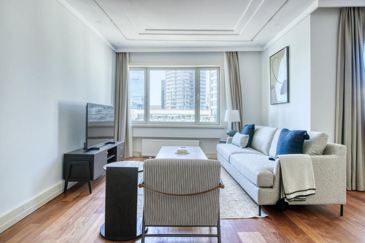 Istanbul LeventのMetrocity Residenceのアパートメントにある、モダンな家具を備えたエレガントなデザインのリビングルーム