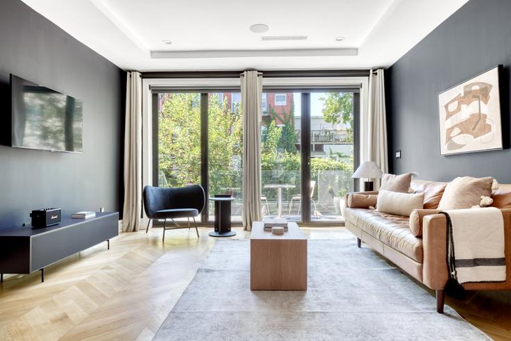 Elegante sala de estar con mobiliario moderno en un apartamento en 220 7th Street en Brooklyn, New York Elegante sala de estar con mobiliario moderno en un apartamento en 220 7th Street en Brooklyn, New York