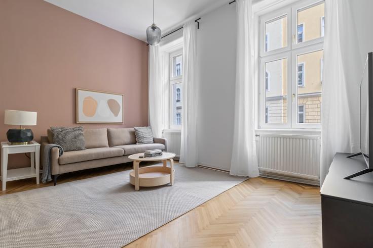 Elegant gestaltetes Wohnzimmer mit moderner Einrichtung in einer Wohnung im Müllnergasse 33 in Vienna, Vienna Elegant gestaltetes Wohnzimmer mit moderner Einrichtung in einer Wohnung im Müllnergasse 33 in Vienna, Vienna