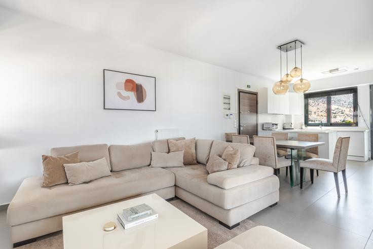Sala de estar elegantemente projetada com móveis modernos em um apartamento no Arkadias IV em South Athens, Athens