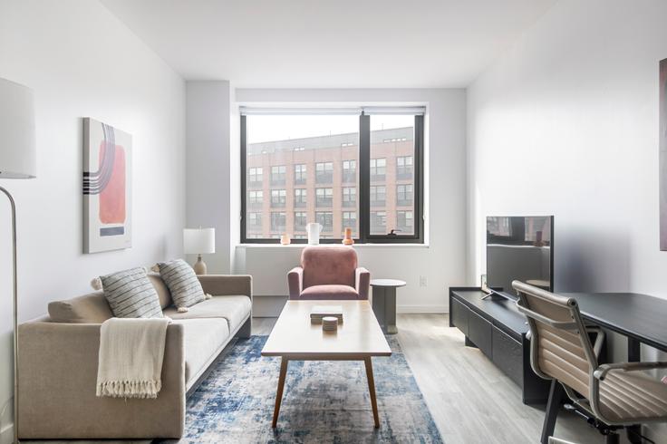 Brooklyn, New York에 위치한 Tower 77 유닛의 세련된 인테리어가 돋보이는 거실 Brooklyn, New York에 위치한 Tower 77 유닛의 세련된 인테리어가 돋보이는 거실