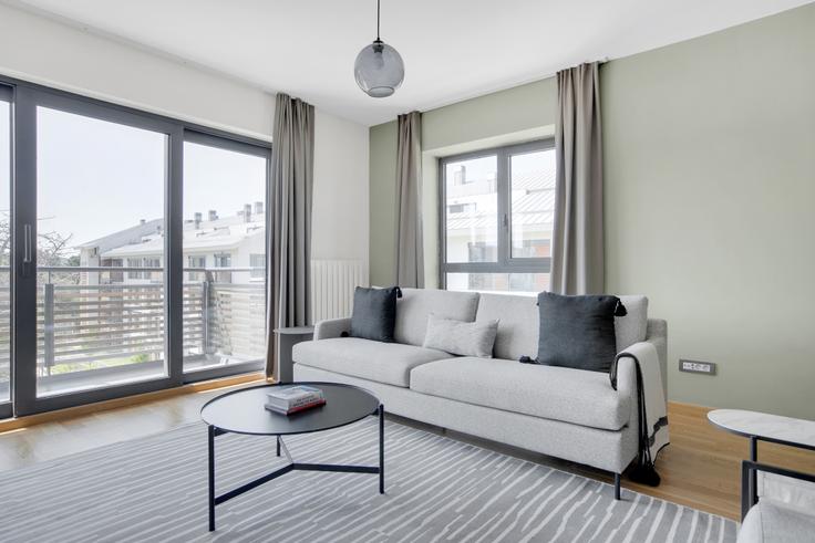 Elegant gestaltetes Wohnzimmer mit moderner Einrichtung in einer Wohnung im Köy Zekeriyaköy - Koru Etabı in Sarıyer, İstanbul