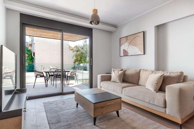 Sala de estar elegantemente projetada com móveis modernos em um apartamento no Sinopis I em Central Athens, Athens