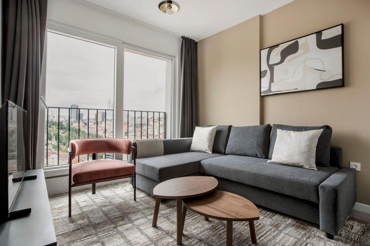 Sala de estar elegantemente projetada com móveis modernos em um apartamento no Mint Olive em Kağıthane, İstanbul Sala de estar elegantemente projetada com móveis modernos em um apartamento no Mint Olive em Kağıthane, İstanbul