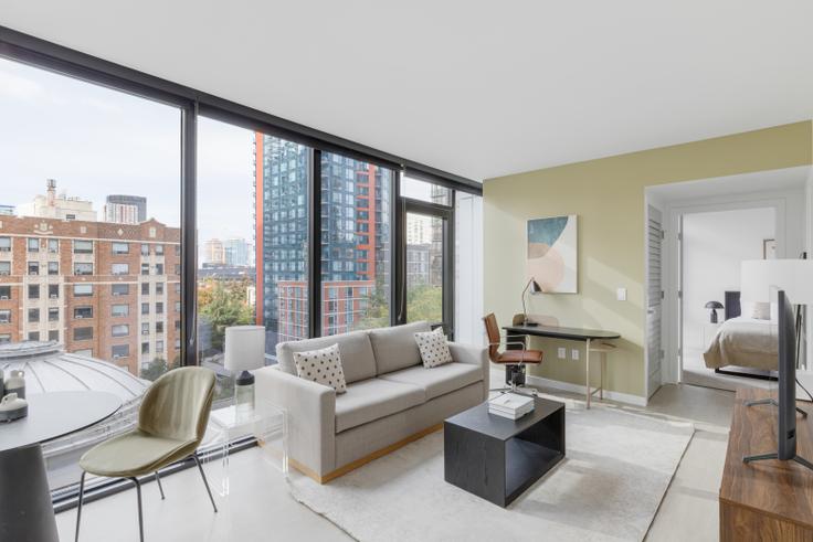 Salle de séjour élégante avec mobilier moderne dans un appartement à Ovation à Seattle, Seattle Salle de séjour élégante avec mobilier moderne dans un appartement à Ovation à Seattle, Seattle