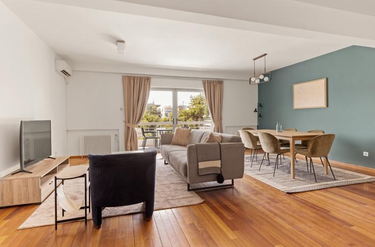 Elegant gestaltetes Wohnzimmer mit moderner Einrichtung in einer Wohnung im Vasileos Alexandrou I in North Athens, Athens Elegant gestaltetes Wohnzimmer mit moderner Einrichtung in einer Wohnung im Vasileos Alexandrou I in North Athens, Athens