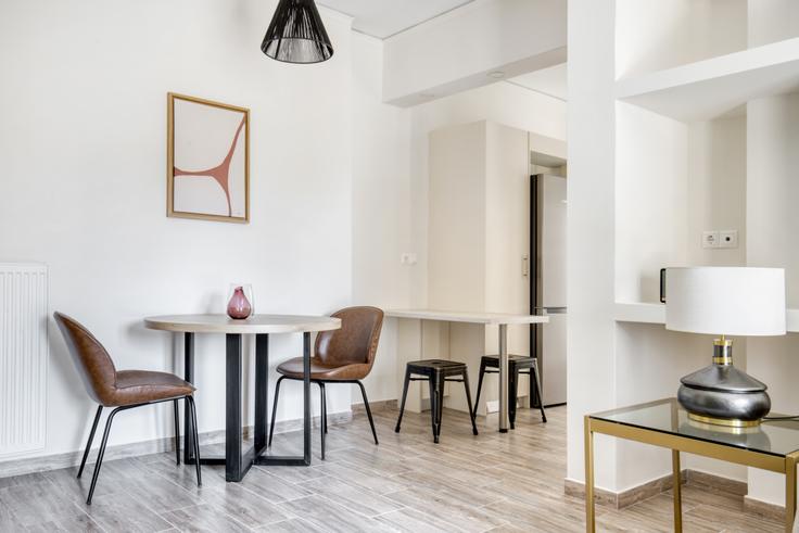 Athens South AthensのMiraktis Iのアパートにある、ダイニングテーブルとスタイリッシュな椅子