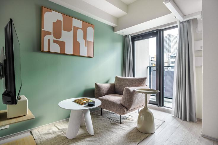 LIVIO MAISON NISHI-AZABU adresindeki bir dairede modern mobilyalarla zarif bir şekilde tasarlanmış oturma odası Minato City, Tokyo LIVIO MAISON NISHI-AZABU adresindeki bir dairede modern mobilyalarla zarif bir şekilde tasarlanmış oturma odası Minato City, Tokyo