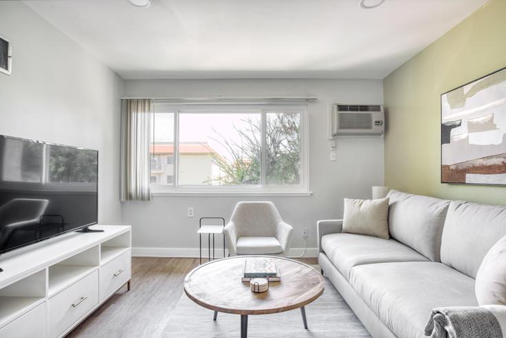 Elegante sala de estar con mobiliario moderno en un apartamento en 5405 Lindley en Los Angeles, Los Angeles Elegante sala de estar con mobiliario moderno en un apartamento en 5405 Lindley en Los Angeles, Los Angeles