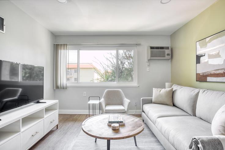 Salle de séjour élégante avec mobilier moderne dans un appartement à 5405 Lindley à Encino, Los Angeles