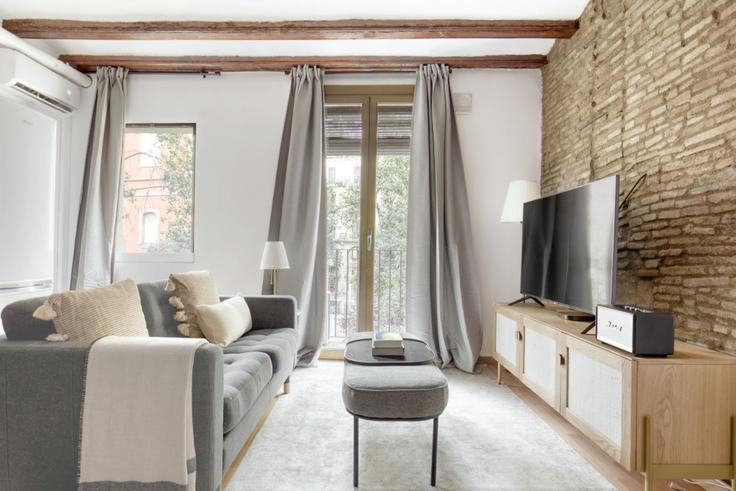 Barcelona Ciutat VellaのAllada Vermell 23のアパートメントにある、モダンな家具を備えたエレガントなデザインのリビングルーム Barcelona Ciutat VellaのAllada Vermell 23のアパートメントにある、モダンな家具を備えたエレガントなデザインのリビングルーム