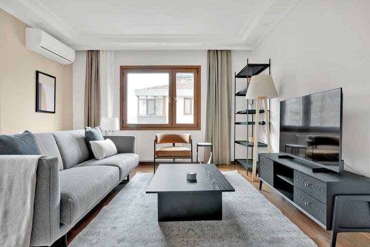 Elegant gestaltetes Wohnzimmer mit moderner Einrichtung in einer Wohnung im Sadıkoğlu Apartmanı in Kadıköy, İstanbul Elegant gestaltetes Wohnzimmer mit moderner Einrichtung in einer Wohnung im Sadıkoğlu Apartmanı in Kadıköy, İstanbul