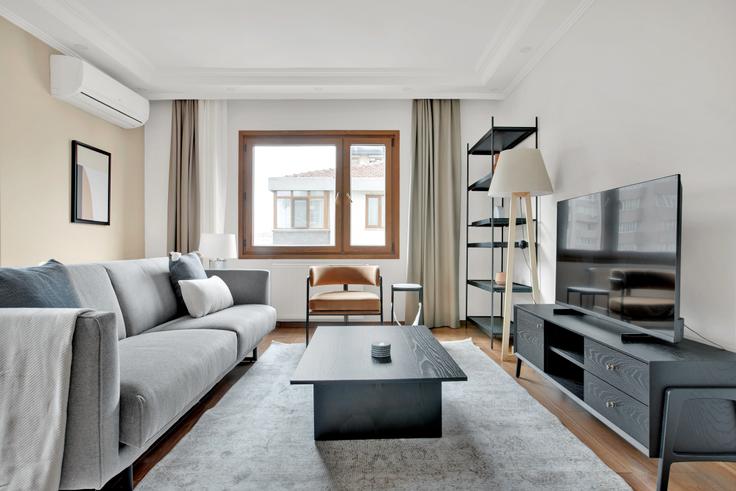 Elegantly designed living room with modern furnishings in an apartment at Sadıkoğlu Apartmanı in Sahrayicedid, Istanbul