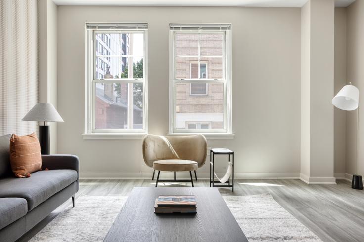 Sala de estar elegantemente projetada com móveis modernos em um apartamento no The Holmes Building em Cambridge, Cambridge Sala de estar elegantemente projetada com móveis modernos em um apartamento no The Holmes Building em Cambridge, Cambridge