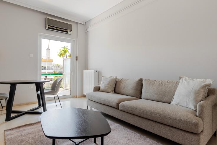 Sala de estar elegantemente projetada com móveis modernos em um apartamento no Platonos 5 em South Athens, Athens Sala de estar elegantemente projetada com móveis modernos em um apartamento no Platonos 5 em South Athens, Athens
