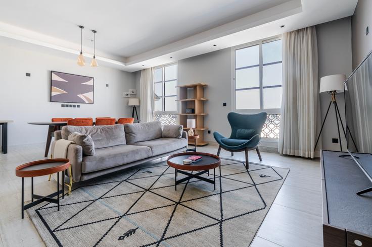 Elegante sala de estar con mobiliario moderno en un apartamento en AL Majdiya 125 en Riyadh, Riyadh Elegante sala de estar con mobiliario moderno en un apartamento en AL Majdiya 125 en Riyadh, Riyadh