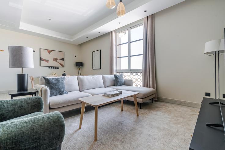 Elegante sala de estar con mobiliario moderno en un apartamento en AL Majdiya 125 en Riyadh, Riyadh Elegante sala de estar con mobiliario moderno en un apartamento en AL Majdiya 125 en Riyadh, Riyadh