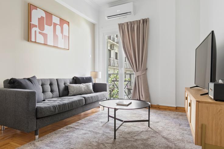 Elegantly designed living room with modern furnishings in an apartment at 181a4090-96d2-48b3-9763-463d01b97d6d in Pangrati, Athens