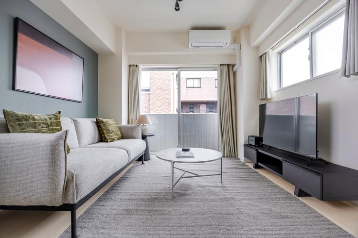 Sala de estar elegantemente projetada com móveis modernos em um apartamento no Spazio Ueno Higashi em Taito City, Tokyo