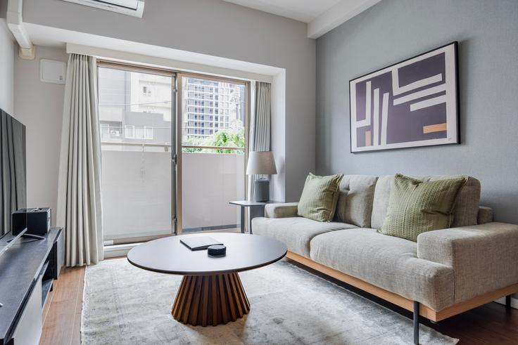 Salle de séjour élégante avec mobilier moderne dans un appartement à Prime Urban Meguro Riverfront à Meguro City, Tokyo Salle de séjour élégante avec mobilier moderne dans un appartement à Prime Urban Meguro Riverfront à Meguro City, Tokyo