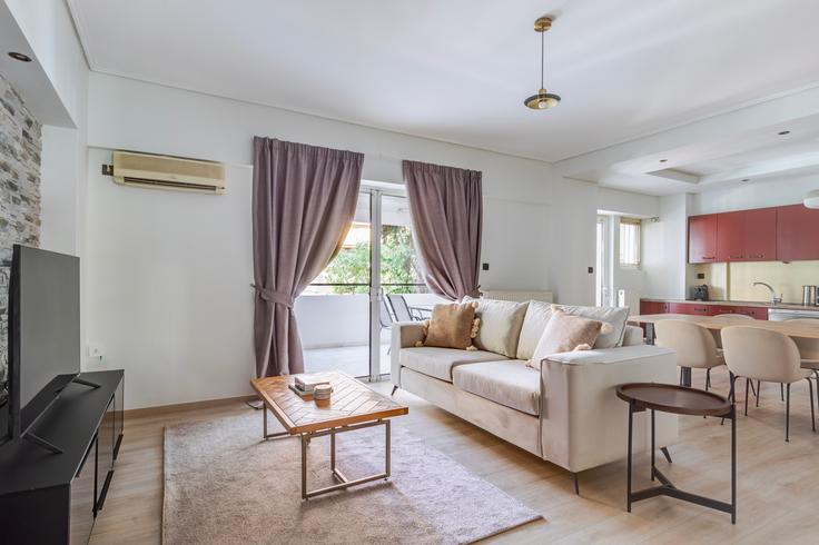 Elegant gestaltetes Wohnzimmer mit moderner Einrichtung in einer Wohnung im Ploutonos 2 in South Athens, Athens Elegant gestaltetes Wohnzimmer mit moderner Einrichtung in einer Wohnung im Ploutonos 2 in South Athens, Athens