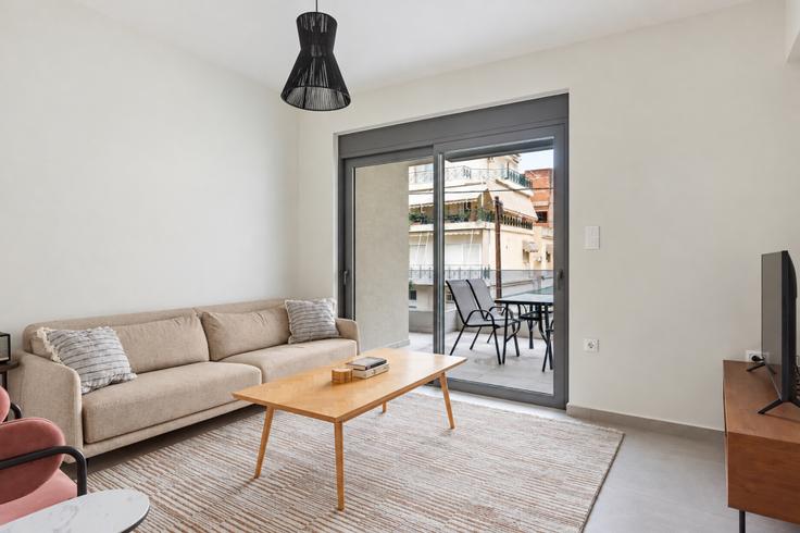 Dafnis 51, Marousi adresindeki bir dairede modern mobilyalarla zarif bir şekilde tasarlanmış oturma odası North Athens, Athens Dafnis 51, Marousi adresindeki bir dairede modern mobilyalarla zarif bir şekilde tasarlanmış oturma odası North Athens, Athens