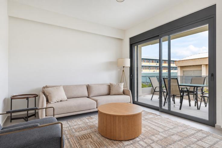 Salle de séjour élégante avec mobilier moderne dans un appartement à Dafnis 51, Marousi à North Athens, Athens