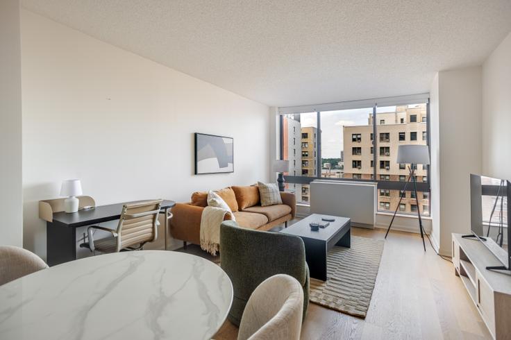 Salle de séjour élégante avec mobilier moderne dans un appartement à The Lyric à Manhattan, New York Salle de séjour élégante avec mobilier moderne dans un appartement à The Lyric à Manhattan, New York