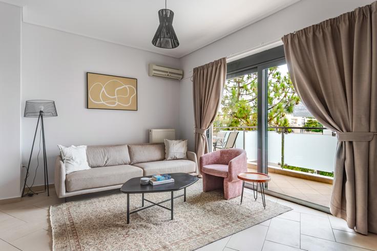 Elegante sala de estar con mobiliario moderno en un apartamento en El. Venizelou 44-48, Marousi en North Athens, Athens