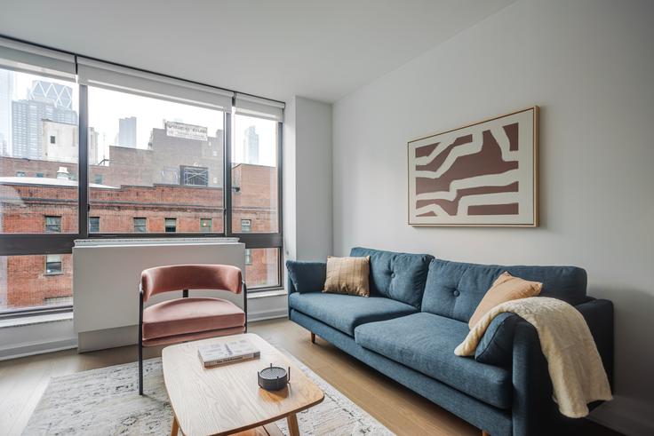 Salle de séjour élégante avec mobilier moderne dans un appartement à The Westport à Manhattan, New York