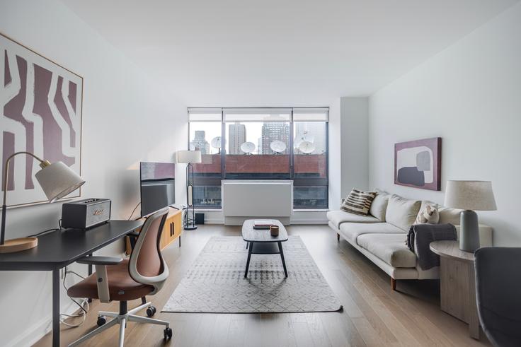 Salle de séjour élégante avec mobilier moderne dans un appartement à The Westport à Manhattan, New York