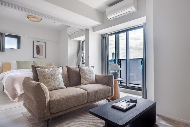 Proud Flat Hongo Sanchome adresindeki bir dairede modern mobilyalarla zarif bir şekilde tasarlanmış oturma odası Bunkyo City, Tokyo Proud Flat Hongo Sanchome adresindeki bir dairede modern mobilyalarla zarif bir şekilde tasarlanmış oturma odası Bunkyo City, Tokyo