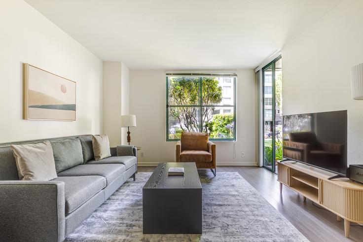 San Francisco, San Francisco에 위치한 South Beach Marina Apartments 유닛의 세련된 인테리어가 돋보이는 거실 San Francisco, San Francisco에 위치한 South Beach Marina Apartments 유닛의 세련된 인테리어가 돋보이는 거실