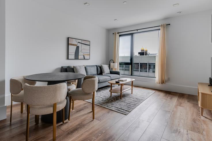 Sala de estar elegantemente projetada com móveis modernos em um apartamento no 1288 Howard em San Francisco, San Francisco