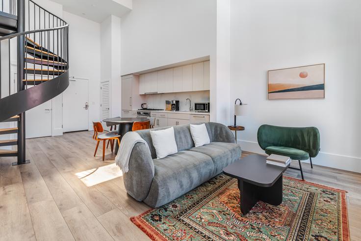 1288 Howard adresindeki bir dairede modern mobilyalarla zarif bir şekilde tasarlanmış oturma odası San Francisco, San Francisco