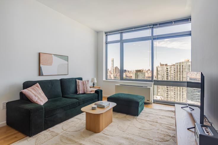 Elegante sala de estar con mobiliario moderno en un apartamento en Avalon riverview en Queens, New York Elegante sala de estar con mobiliario moderno en un apartamento en Avalon riverview en Queens, New York