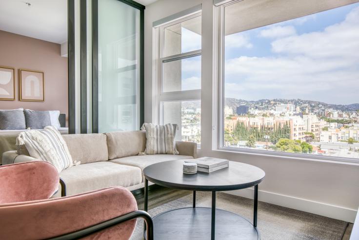Sala de estar elegantemente projetada com móveis modernos em um apartamento no Ava hollywood em Los Angeles, Los Angeles Sala de estar elegantemente projetada com móveis modernos em um apartamento no Ava hollywood em Los Angeles, Los Angeles