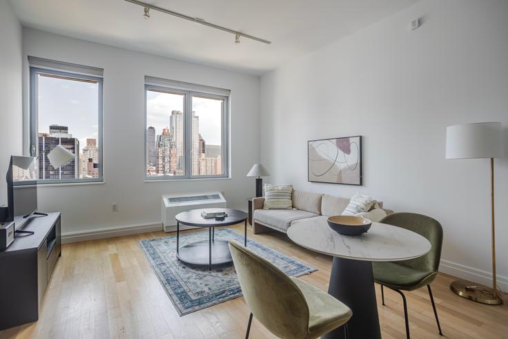 Salle de séjour élégante avec mobilier moderne dans un appartement à Forte Select At Mercedes House à Manhattan, New York Salle de séjour élégante avec mobilier moderne dans un appartement à Forte Select At Mercedes House à Manhattan, New York