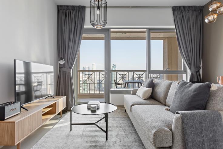 Sala de estar elegantemente projetada com móveis modernos em um apartamento no 29 burj boulevard em Downtown Dubai, Dubai