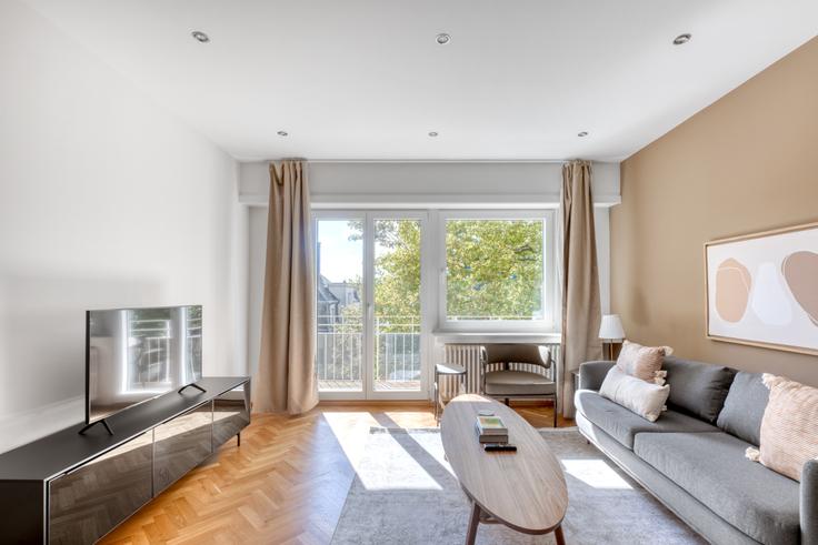 Elegante sala de estar con mobiliario moderno en un apartamento en J-P BRASSEUR 32 en Belair, Luxembourg