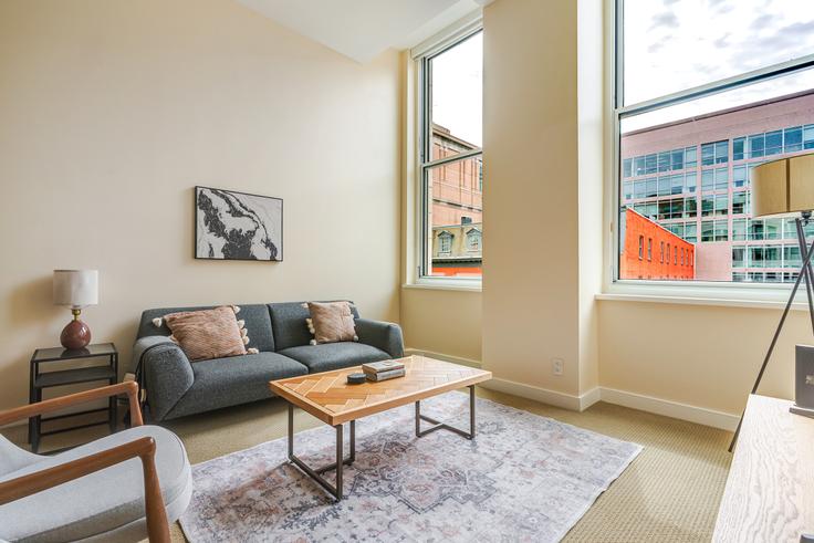 Washington, Washington에 위치한 The Lansburgh 유닛의 세련된 인테리어가 돋보이는 거실