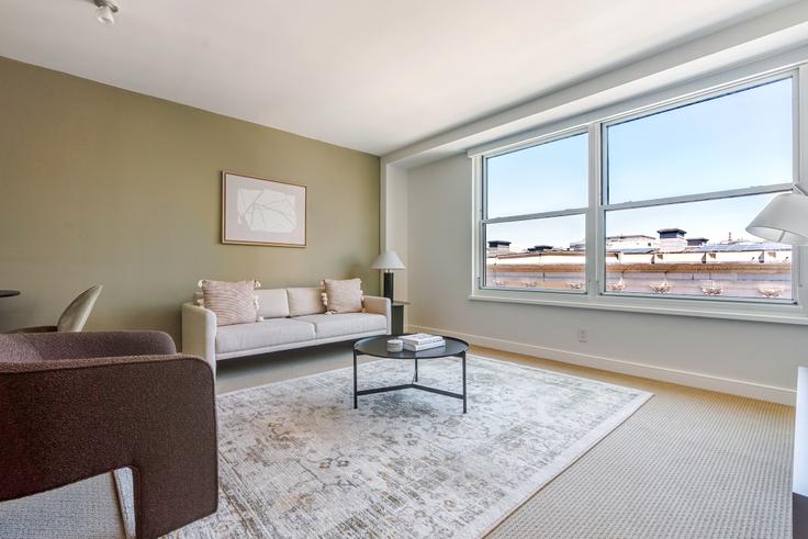 Elegante sala de estar con mobiliario moderno en un apartamento en The Lansburgh en Washington, Washington Elegante sala de estar con mobiliario moderno en un apartamento en The Lansburgh en Washington, Washington