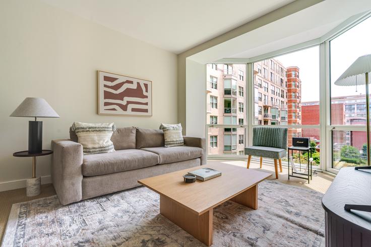 Elegante sala de estar con mobiliario moderno en un apartamento en The Lansburgh en Washington, Washington Elegante sala de estar con mobiliario moderno en un apartamento en The Lansburgh en Washington, Washington