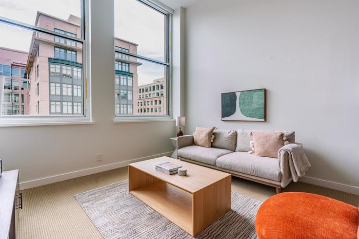 Elegant gestaltetes Wohnzimmer mit moderner Einrichtung in einer Wohnung im The Lansburgh in Washington, Washington Elegant gestaltetes Wohnzimmer mit moderner Einrichtung in einer Wohnung im The Lansburgh in Washington, Washington