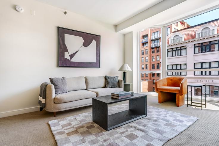 Elegant gestaltetes Wohnzimmer mit moderner Einrichtung in einer Wohnung im The Lansburgh in Washington, Washington Elegant gestaltetes Wohnzimmer mit moderner Einrichtung in einer Wohnung im The Lansburgh in Washington, Washington