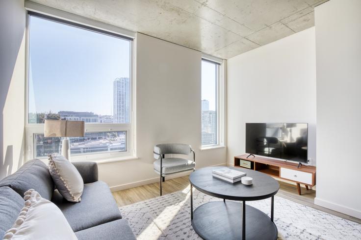 Salle de séjour élégante avec mobilier moderne dans un appartement à The Waverly à Seattle, Seattle Salle de séjour élégante avec mobilier moderne dans un appartement à The Waverly à Seattle, Seattle