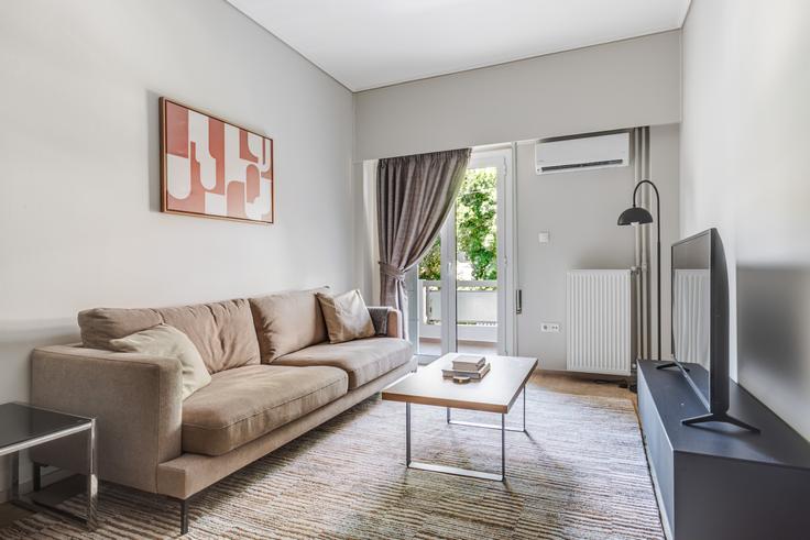 Sala de estar elegantemente projetada com móveis modernos em um apartamento no Omirou 9 em South Athens, Athens Sala de estar elegantemente projetada com móveis modernos em um apartamento no Omirou 9 em South Athens, Athens